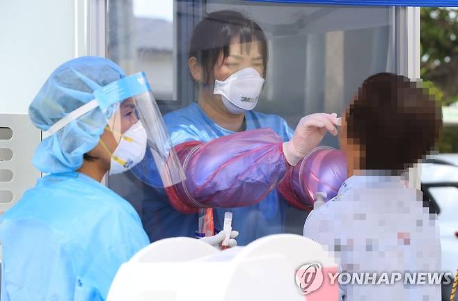 지역감염 '비상' 걸린 서귀포 남원읍 (서귀포=연합뉴스) 제주 서귀포시 남원읍의 '루프탑정원' 게스트하우스 관계자 2명이 28일 신종 코로나바이러스 감염증(코로나19)에 확진돼 지역 감염 우려가 커지는 가운데 이날 오전 남원읍 서귀포시 동부보건소에서 한 시민이 코로나19 검사를 받고 있다. 2020.8.28 jihopark@yna.co.kr