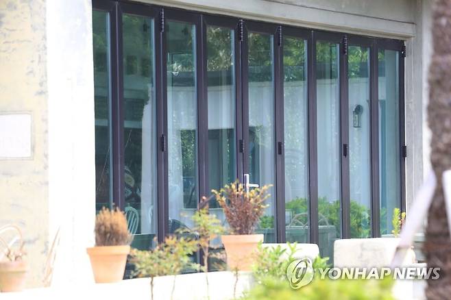 제주 게스트하우스 관계자 코로나19 확진 (서귀포=연합뉴스) 제주 서귀포시 남원읍의 '루프탑정원' 게스트하우스 관계자 2명이 28일 신종 코로나바이러스 감염증(코로나19)에 확진됐다. 사진은 이날 오전 '루프탑정원' 내 식당의 모습. 2020.8.28 jihopark@yna.co.kr