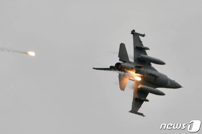 지난달 16일 대만 타이중 연례 군사훈련에서 불꽃을 내뿜고 있는 미국산 F-16V 전투기. © AFP=뉴스1