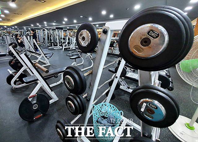 '수도권 거리두기 2.5단계' 시행 하루 전 한산한 모습의 피트니스센터