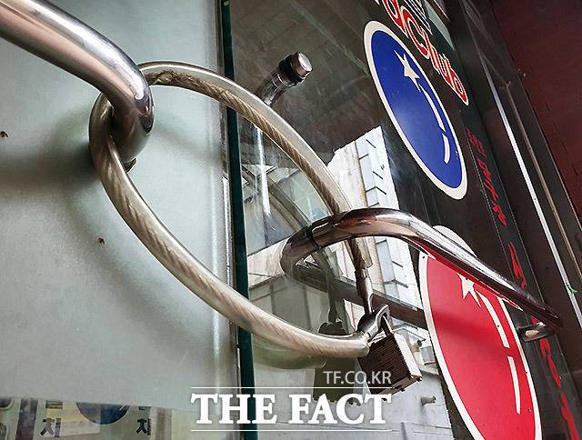 당구장은 자물쇠로 꽁꽁