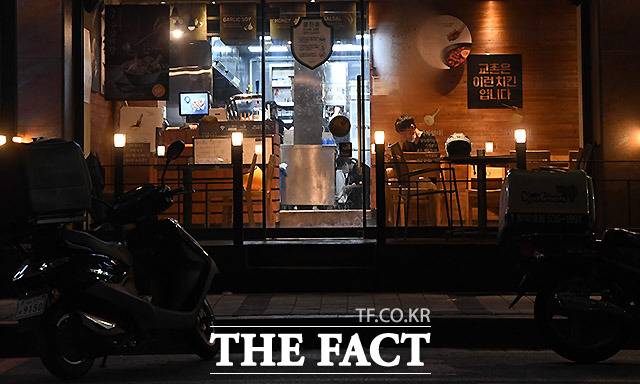 배달 손님 기다리는 한 치킨집