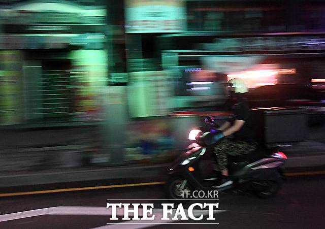 바로 오토바이 배달원