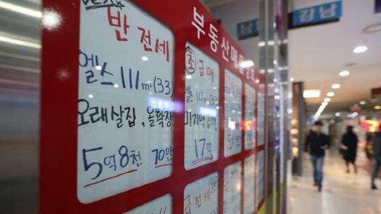 정부의 새 임대차법 시행 이후 전월세 거래절벽 현상이 심화됐다. 서울의 한 부동산공인중개업소 게시물에 반전세 매물이 걸려 있다.<연합뉴스>