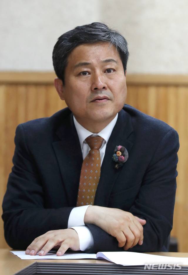 [서울=뉴시스] 이윤청 기자 = 김영배 더불어민주당 성북갑 당선인이 28일 서울 종로구 서울시교육청 학교보건진흥원에서 열린 방과후 학교 강사 생계 대책 마련을 위한 현장 간담회에서 참석자들의 발언을 경청하고 있다. 2020.04.28.   radiohead@newsis.com