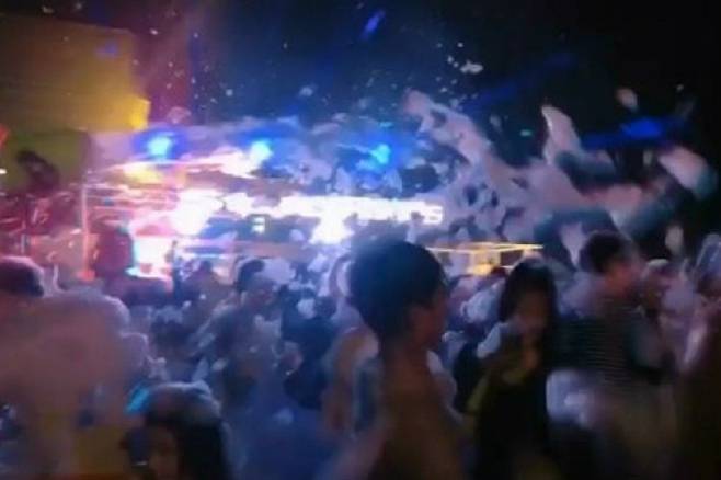 강릉의 한 대형호텔에서 진행하는 '버블파티' 현장으로, 이 호텔은 사회적 거리두기 2단계 격상 시기에도 '버블 파티'를 진행해 뭇매를 맞았다. (사진=SNS 공유 영상 캡처)