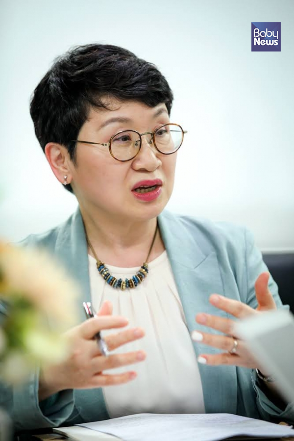 윤혜미 아동권리보장원 원장은 "우리나라의 아동학대 관련 서비스는 일단 신고가 돼야 시작할 수 있는 구조이기 때문에 제3자인 누군가가 발견해주는 것이 매우 중요하다"면서 "아동학대 발견율을 1000명당 5명까지 올리는 것을 목표로 하고 있다"고 말했다. 최대성 기자 ⓒ베이비뉴스