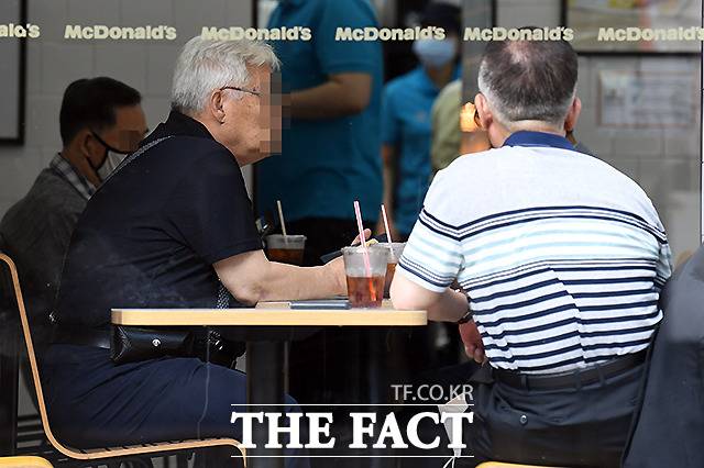 마스크 착용과 매장 내 취식이 불편해도 조금만 참아보자고요!