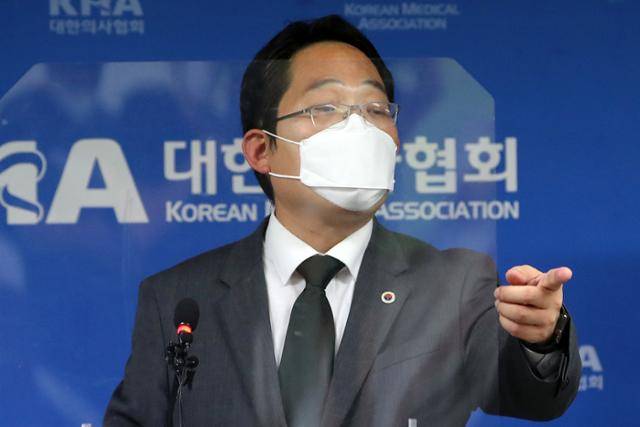 최대집 대한의사협회장이 지난달 28일 오후 서울 용산구 대한의사협회에서 기자회견을 열고 범의료계 4대악 저지투쟁 특별위원회 논의 결과 발표 기자회견을 하고 있다. 뉴시스