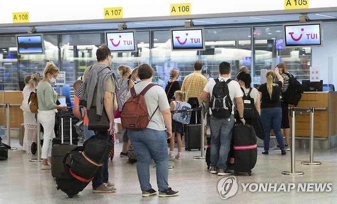 스페인 마요르카에서 투이 항공 체크인을 위해 대기 중인 승객들 [AP=연합뉴스]