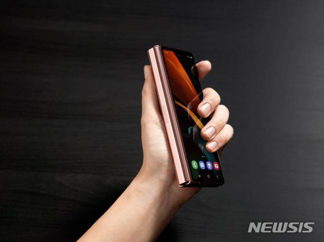 [서울=뉴시스]김병문 기자 = '삼성 갤럭시 Z 폴드2 언팩 파트2'가 열린 1일 삼성전자가 '갤럭시 Z 폴드2'를 전격 공개했다. 사진은 삼성 '갤럭시 Z 폴드2' 모습. (사진=삼성전자 제공) 2020.09.01.  photo@newsis.com