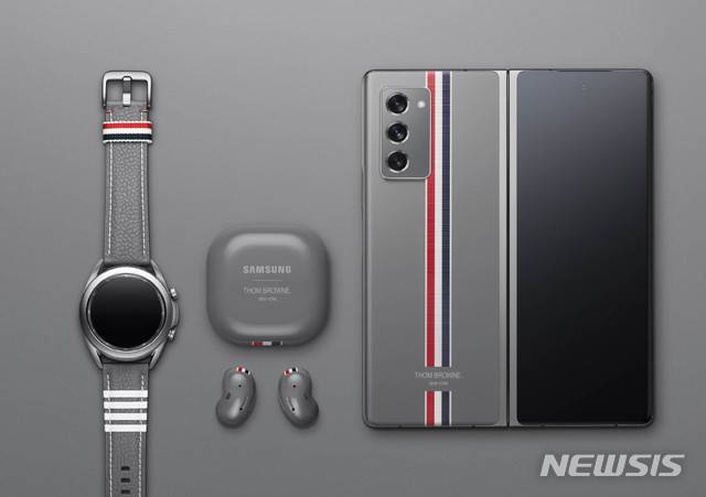 [서울=뉴시스]김병문 기자 = '삼성 갤럭시 Z 폴드2 언팩 파트2'가 열린 1일 삼성전자가 '갤럭시 Z 폴드2'를 전격 공개했다. 사진은 삼성 '갤럭시 Z 폴드2 톰브라운 에디션' 모습. (사진=삼성전자 제공) 2020.09.01.  photo@newsis.com