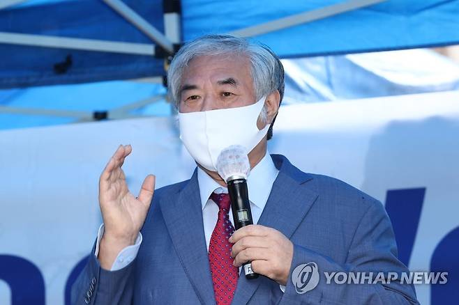 전광훈 목사, 코로나19 퇴원 후 기자회견 (서울=연합뉴스) 류영석 기자 = 신종 코로나 바이러스 감염증(코로나19) 치료를 받고 퇴원한 전광훈 목사가 2일 오전 서울 성북구 사랑제일교회 앞에서 기자회견을 하고 있다. ondol@yna.co.kr