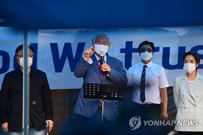 전광훈 목사, 사랑제일교회 앞 기자회견 (서울=연합뉴스) 류영석 기자 = 신종 코로나바이러스 감염증(코로나19) 치료를 받고 퇴원한 전광훈 목사가 2일 오전 서울 성북구 사랑제일교회 앞에서 변호인단, 8·15집회 비대위 관계자들과 함께 기자회견을 하고 있다. ondol@yna.co.kr