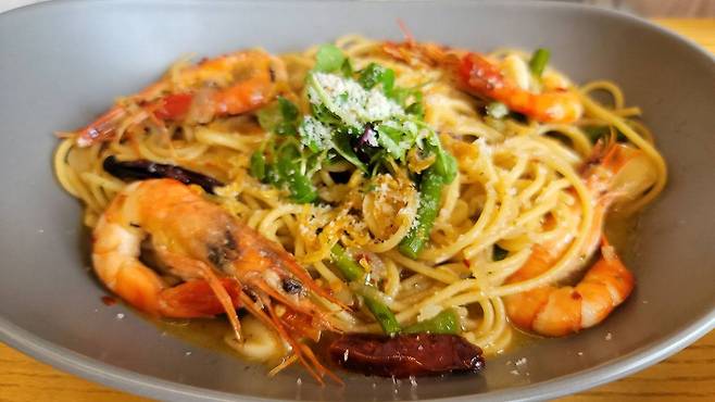 가끔 초점이 맞지 않은 것처럼 나올 때가 있다. 실제 초점이 맞지 않았을 수 있고, 배경 날림 효과가 과하게 개입한 결과일 수 있다.