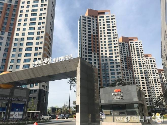 세종 대평동에는 3.3㎡ 당 3000만원에 근접한 '세종리버파크'가 있다. 총 849세대, 최고 30층으로 올해 준공 2년을 맞는 신축인데다 세종시에선 드물게 대형 건설사인 대림건설이 지어 고급아파트 이미지까지 더해졌다. / 사진=권화순