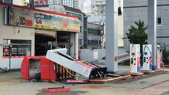 태풍 '마이삭'으로 쓰러진 경남 양산의 주유기