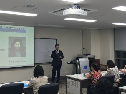 부동산 중개 전문영어 교육 강좌를 담당하고 있는 에릭 김 선생님. /사진제공=용산구청