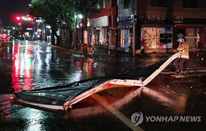 강풍에 떨어진 간판 (창원=연합뉴스) 지난 2일 오후 태풍 '마이삭'의 영향으로 경남 창원시 한 도로 위에 떨어진 간판을 119 소방대원이 수습하고 있다. 2020.9.3 [창원소방본부 제공. 재판매 및 DB 금지] image@yna.co.kr