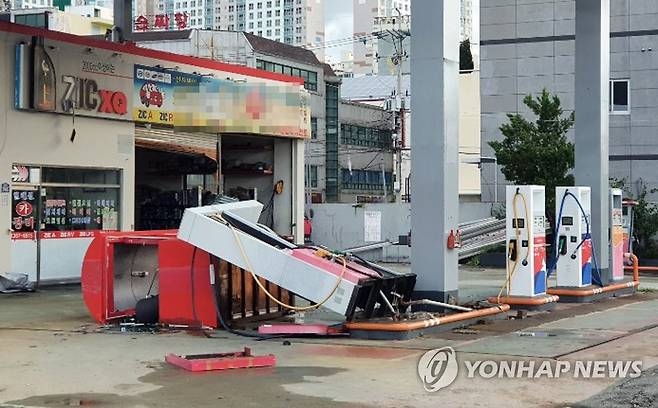 태풍으로 쓰러진 주유기 (서울=연합뉴스) 3일 오전 경남 양산의 한 주유소 주유기가 태풍 마이삭의 강풍에 쓰러져 있다.  2020.9.3 [독자 제공. 재판매 및 DB금지] photo@yna.co.kr