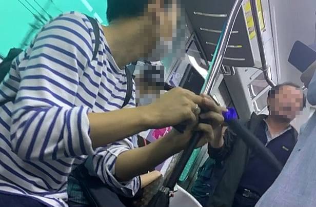 "마스크 쓰라"는 시민에 "내가 뭘 잘못했는데"…전철서 난동 3일 오후 6시 50분께 경의중앙선 열차 안에서 마스크를 쓰지 않은 채로 소리를 지르다 우산을 휘두르려는 중년 남성(오른쪽) [독자 제공. 재판매 및 DB 금지]