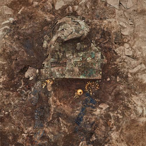 3일 문화재청이 공개한 경북 경주시 황남동 고분의 금동관과 금귀걸이. 금동관은 평평하게 접힌 채 출토됐는데 피장자의 얼굴을 가리기 위한 것으로 추정된다. 문화재청 제공