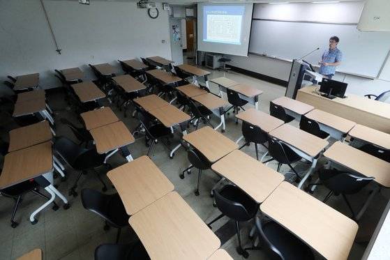 지난달 31일 오후 경기도 용인시 단국대학교 죽전캠퍼스 내 자동녹화강의실에서 한 교수가 비대면 수업 준비를 하고 있다. 뉴스1