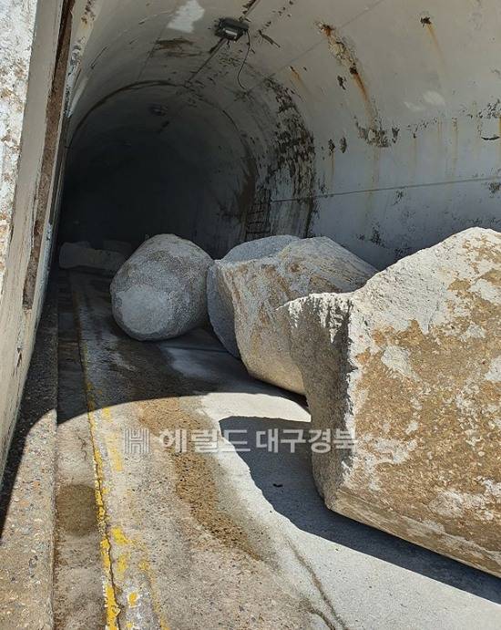 태풍 마이삭이  마이삭이 바다에 있었던 것으로 추정되는 직경 3m크기의  바위를 터널 안으로  밀려 올렸다.(독자제공)