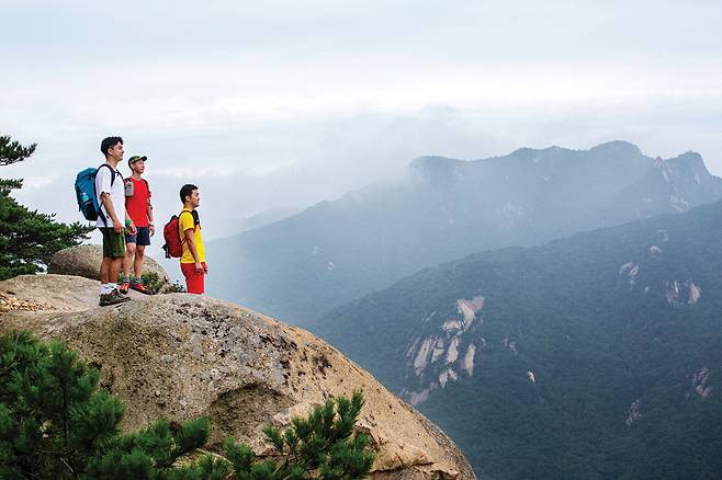 전망바위에서 바라본 의상능선.