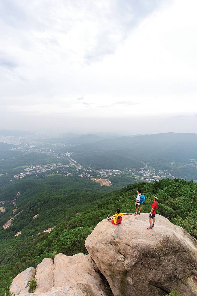 원효봉 등산로 곳곳에는 은평구와 효자동 일대가 한눈에 들어오는 전망바위들이 많다.