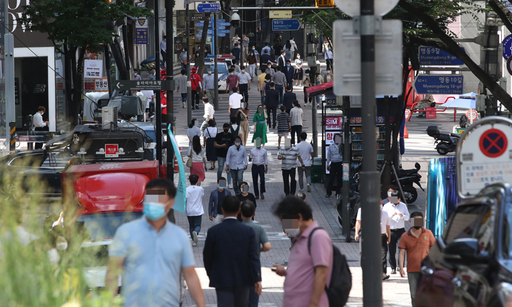 정부가 수도권에 적용된 '사회적 거리두기 2.5단계'를 연장하기로 4일 오후 공식 발표했다. 사진은 이날 오후 서울 명동. 연합뉴스