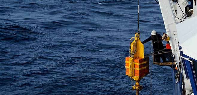 연구진은 가스하이드레이트 시추 장치와 원격조종형 무인잠수정(ROV)을 사용해 2011년과 2013년 그리고 2014년 세 차례에 걸쳐 남대서양 해저 탐사에서 채집한 표본들을 연구해 왔다.(사진=스웨덴 린네대)