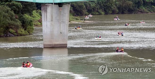 지난달 31일 실종자 수색 [춘천시 제공.재판매 및 DB 금지]