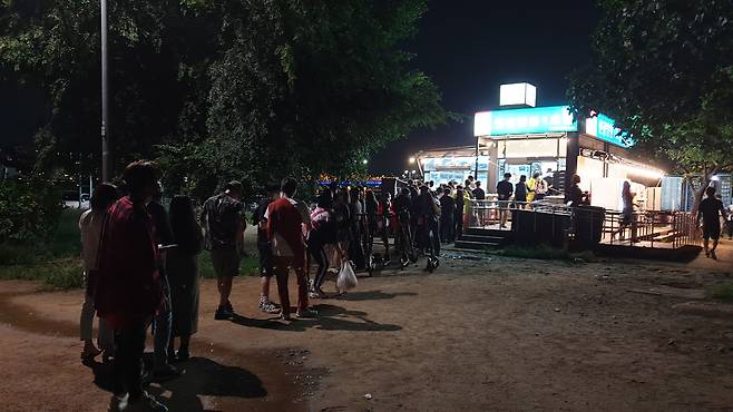 4일 오후 10시 30분쯤 편의점 앞에 40여명의 시민들이 길게 줄을 서고 있다. 편의점 내부에도 20여명의 사람들이 빼곡히 들어차 물건을 샀다. /조유진 기자