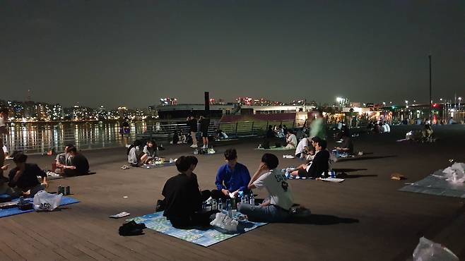 4일에서 5일로 넘어가는 오전 12시 20분쯤여의도한강공원에 시민들의 술자리가 계속되고 있다. 밤이 깊어지자 클럽음악을 틀고 따라부르는 이들, 헌팅을 하는 이들도 나타났다. /조유진 기자