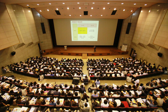 지난 2017년 6월6일 경기도 성남시 가천대학교 예음홀에서 ‘2018학년도 수시 적성고사 설명회’가 열렸다. 이날 설명회에는 수험생과 학부모 1300여명이 몰렸다. 가천대 제공