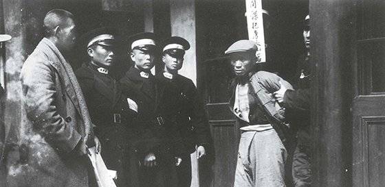 항일전쟁 승리 후 중국 전역에서 한간과 일본 간첩 체포 사태가 벌어졌다. 간첩 혐의로 체포된 중국인. 1945년 가을 항저우(杭州). [사진 김명호]