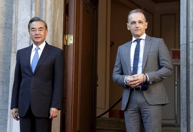 왕이 중국 외교부장(왼쪽)과 독일 하이코 마스 외무장관(오른쪽) 지난 1일 회담을 가졌다. /AFPBBNews=뉴스1