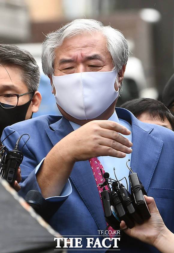 과도한 신도들의 행동에 '불쾌한 표정'의 전 목사