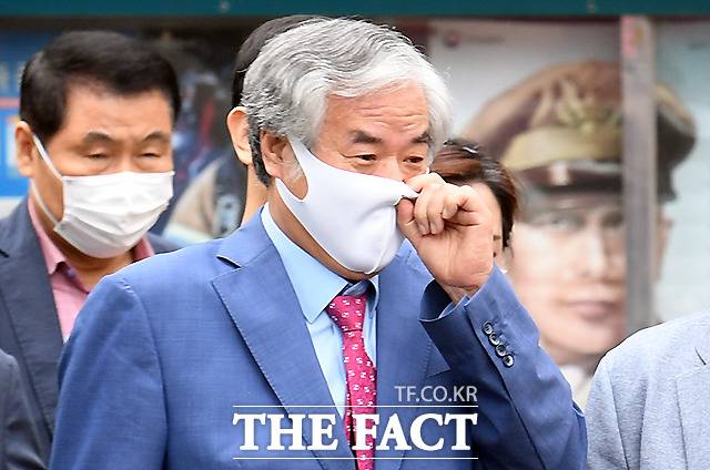 마스크 한번 쓱 올리며~