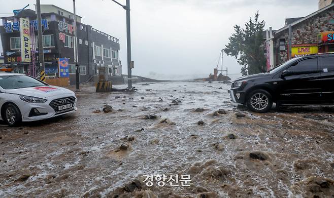 제10호 태풍 ‘하이선’이 지나간 7일 경북 포항 구룡포에는 최대 순간풍속 시속 114km의 강풍에 파도가 밀려와 도로를 덮치고 있다.  2020.09.07 / 포항 | 이석우 기자