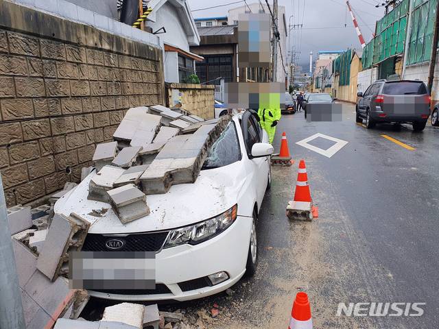 [부산=뉴시스] 태풍경보가 발효된 7일 오전 부산 영도구의 한 건물 벽면이 강풍에 무너지면서 아래에 주차된 차량 2대가 파손됐다. (사진=부산경찰청 제공). 2020.09.07.  photo@newsis.com