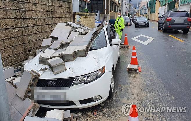 무너진 벽면에 주차 차량 와장창 (부산=연합뉴스) 7일 오전 제10호 태풍 하이선 북상으로 부산 영도구 한 건물 벽면이 무너지면서 주차된 차량이 파손돼 있다. 인명 피해는 없었다. 2020.9.7 [부산경찰청 제공·재판매 및 DB 금지] pitbull@yna.co.kr