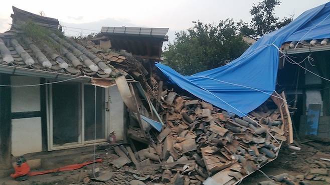 하이선 피해 속출 (서울=연합뉴스) 제10호 태풍 '하이선'의의 비바람에 무너진 창녕조씨 관해공가옥 안채. 2020.9.7      [전남 영광군 제공. 재판매 및 DB 금지] photo@yna.co.kr