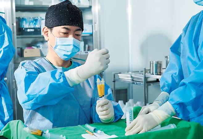 신동진 SC301의원 원장은 “줄기세포를 추출하자마자 빠르게 원하는 부위에 주입해야 생착률이 높아진다”고 말한다. /SC301의원 제공