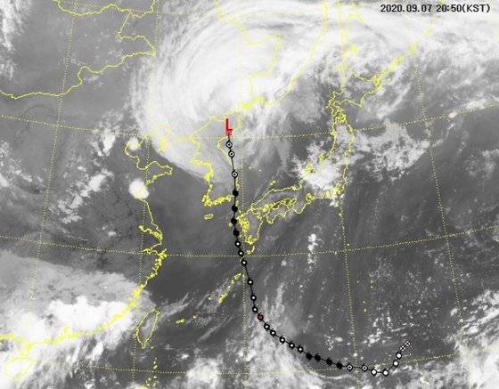 기상청은 7일 "제10호 태풍 하이선이 21시경 온대저기압으로 변질됐다"고 밝혔다. 사진은 이날 오후 8시 50분 태풍 위성영상. [사진 기상청]
