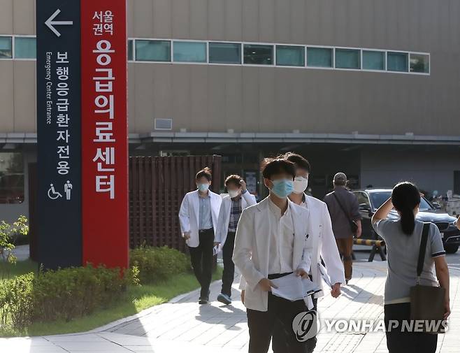 회진 가는 전공의들 (서울=연합뉴스) 임헌정 기자 = 전공의들이 집단휴진을 벌인 지 18일 만에 업무에 복귀한 8일 오전 서울 종로구 서울대학교병원에서 전공의들이 회진을 가고 있다. 2020.9.8 kane@yna.co.kr