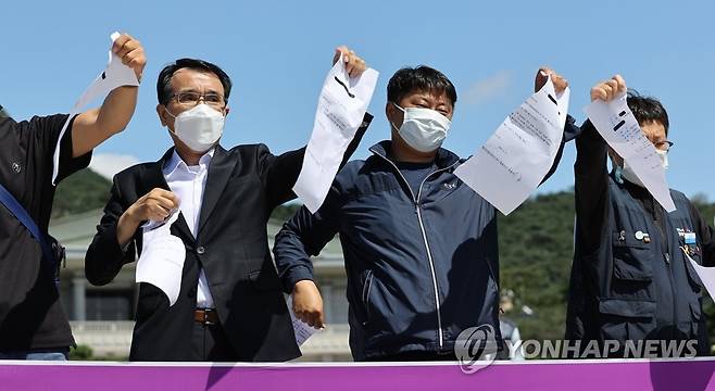 해고통지서 찢는 아시아나 하청 ACS 노동자들 (서울=연합뉴스) 김인철 기자 = 8일 오전 서울 종로구 청와대 사랑채 앞에서 열린 아시아나항공 기내식 운반ㆍ탑재 ACS노동자 대량해고ㆍ폐업철회 촉구 기자회견에서 참가자들이 해고통지서 찢기 퍼포먼스를 하고 있다. 2020.9.8 yatoya@yna.co.kr