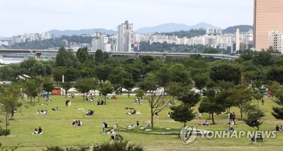 정부가 코로나19 방역을 위한 사회적 거리두기 2.5단계 조치를 1주일 연장한 가운데 지난 6일 오후 서울 여의도한강공원에서 시민들이 시간을 보내고 있는 모습./사진=연합뉴스