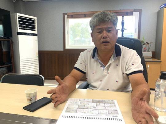 김덕환 부여 원조 먹자거리 번영회 회장이 코로나19로 상인들이 하루하루 버티는 게 일이라며 한 숨을 내쉬고 있다. 사진은 1일 부여 원조먹자골목 인근 사무실에서 인터뷰하는 모습.